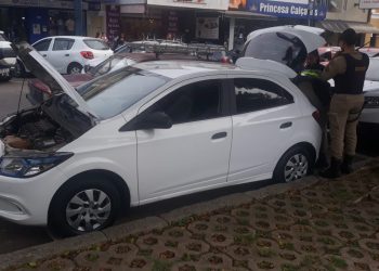 Carro furtado em residência é recuperado pela PM em Poços de Caldas