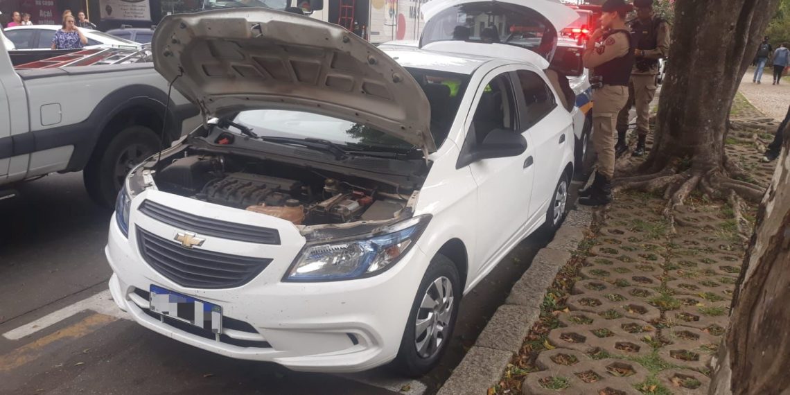 Carro furtado em residência é recuperado pela PM em Poços de Caldas