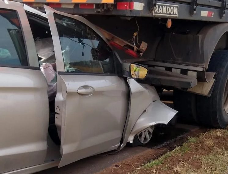 Colisão traseira deixa motorista ferido na SP-340