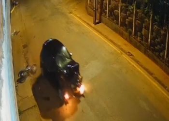 Casal fica ferido após acidente envolvendo carro e moto; vídeo