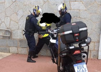 Adolescente é apreendido ao ser flagrado vendendo drogas no centro de Poços de Caldas