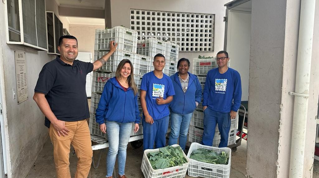 Agricultor familiar doa 220 kg de couve que serão destinados a pessoas carentes e instituições de Poços