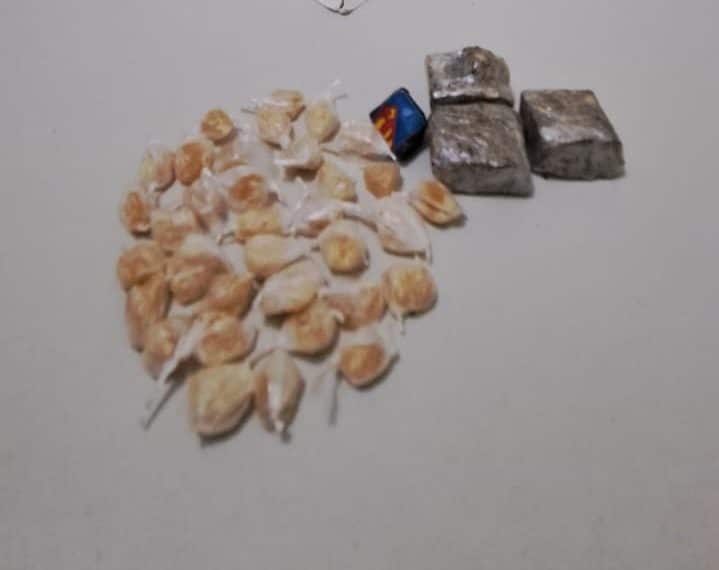 Dupla é presa suspeita de tráfico de drogas na zona oeste de Poços de Caldas