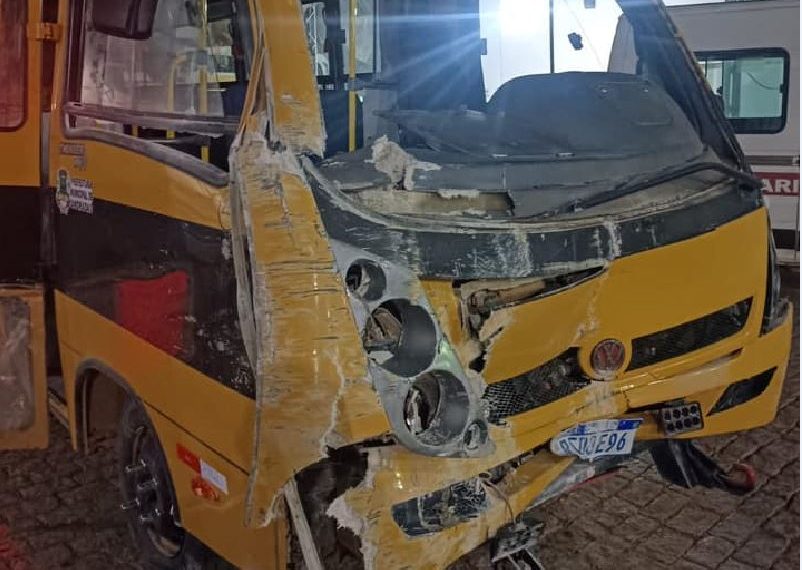 Motorista de ônibus escolar é preso após provocar acidente e fugir em Andradas