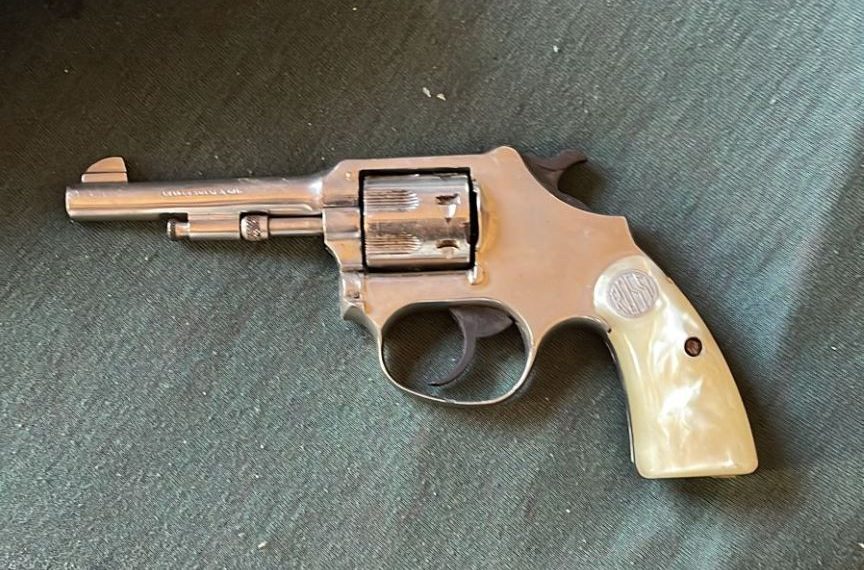 Homem é atingido por quatro tiros em Poços de Caldas; PM apreende autor do crime