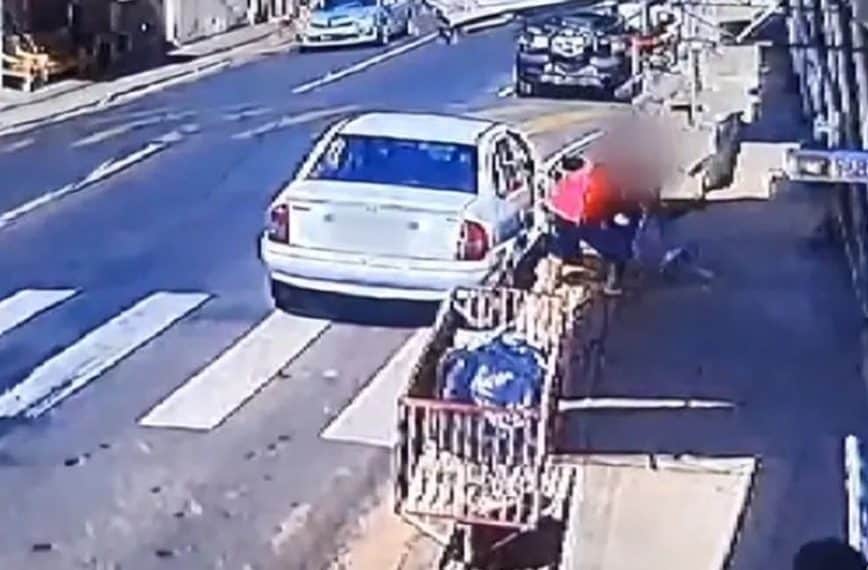 VÍDEO: cão é arremessado por tutor por fazer xixi em carro em São João