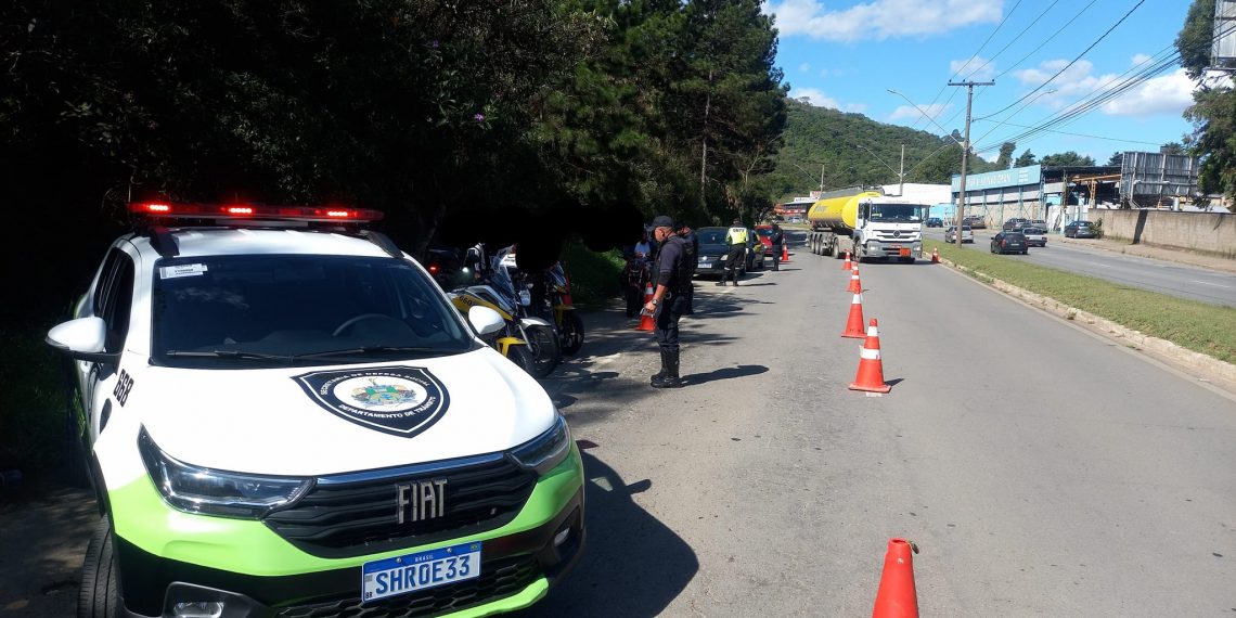 Operação de trânsito em Poços de Caldas resulta em 18 veículos removidos e CNHs recolhidas