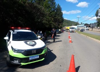 Operação de trânsito em Poços de Caldas resulta em 18 veículos removidos e CNHs recolhidas