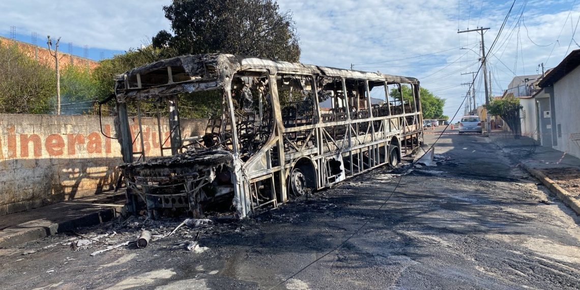 Ônibus de transporte coletivo fica destruído em incêndio em Guaxupé