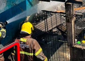 Casa fica destruída após incêndio em Guaxupé