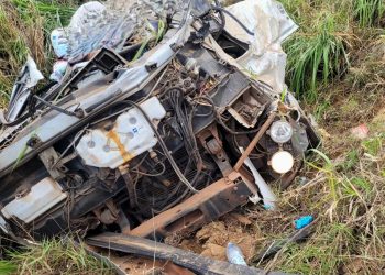 BR-146: Caminhão tomba, atinge motociclista e condutores morrem