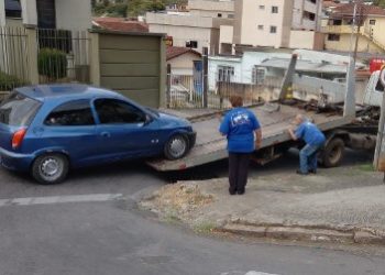 Carro com documentação atrasada é removido em Poços de Caldas