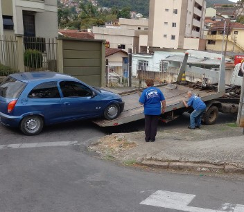 Carro com documentação atrasada é removido em Poços de Caldas