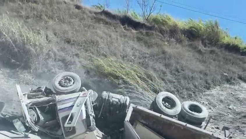 Motorista e passageiro de carreta morrem após acidente entre Poços de Caldas e Águas da Prata
