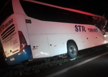 10 pessoas ficam feridas em acidente entre ônibus e caminhão na SP-340