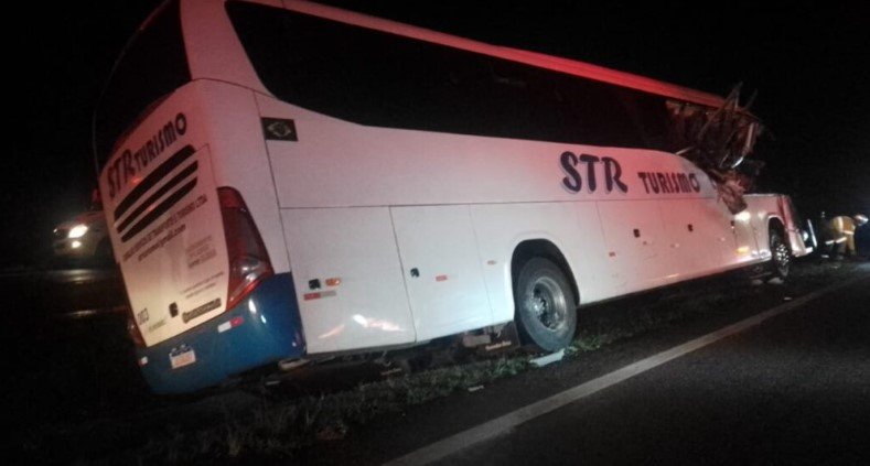 10 pessoas ficam feridas em acidente entre ônibus e caminhão na SP-340