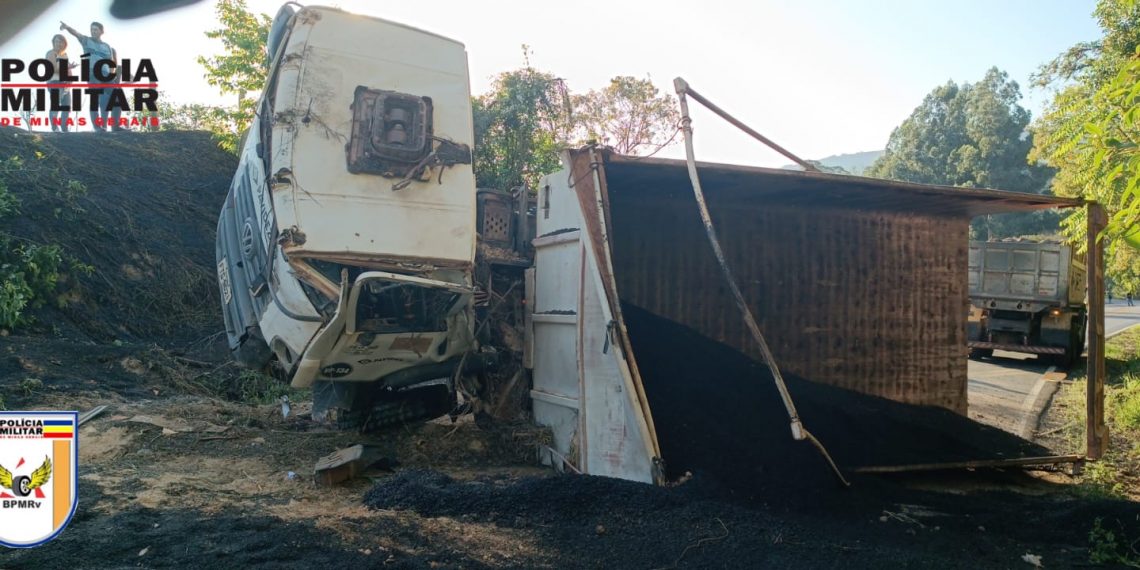 Caminhão tomba em Ibitiúra de Minas