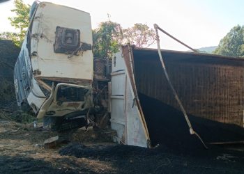 Caminhão tomba em Ibitiúra de Minas