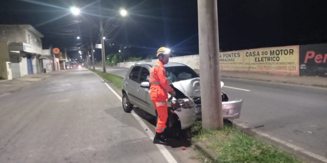 Carro bate em poste na zona leste em Poços de Caldas