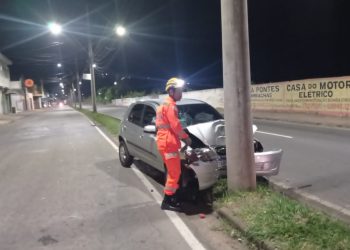 Carro bate em poste na zona leste em Poços de Caldas