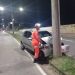Carro bate em poste na zona leste em Poços de Caldas