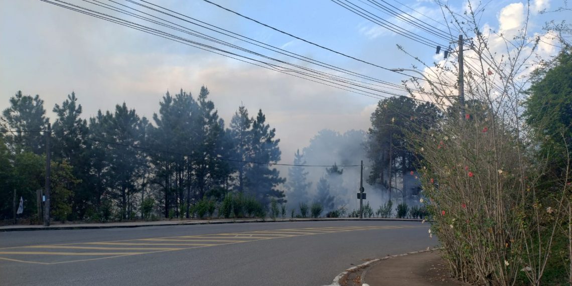 Incêndio consome vegetação na região oeste de Poços de Caldas