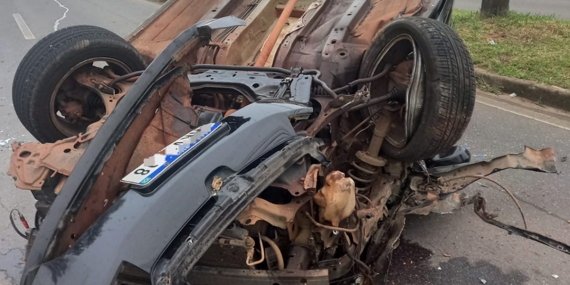 Carro capota na zona leste em Poços de Caldas