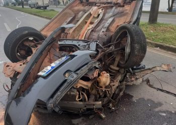 Carro capota na zona leste em Poços de Caldas