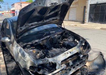 Carro pega fogo em Andradas