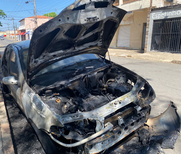 Carro pega fogo em Andradas