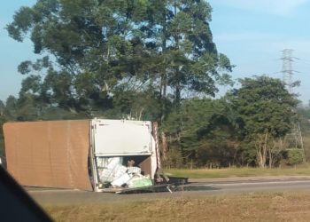 Caminhão tomba após colidir com carro em Poços de Caldas