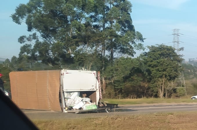 Caminhão tomba após colidir com carro em Poços de Caldas