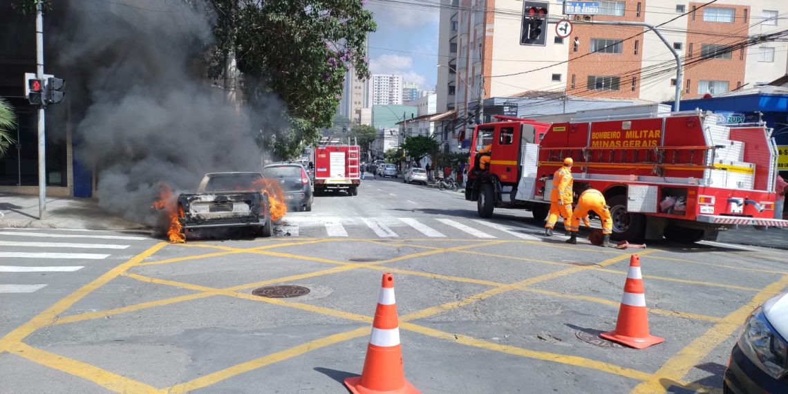 Caminhonete fica destruída após incêndio em Poços de Caldas; VÍDEO