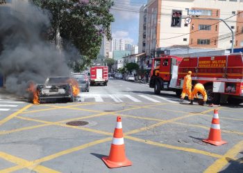 Caminhonete fica destruída após incêndio em Poços de Caldas; VÍDEO