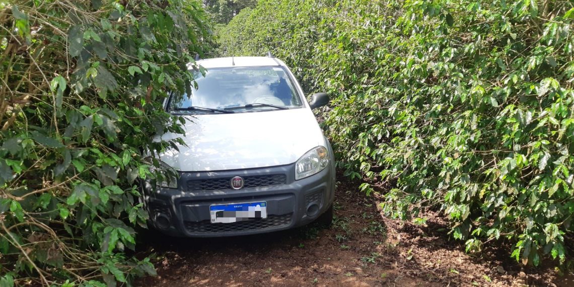 Polícia Militar localiza veículo roubado escondido em cafezal