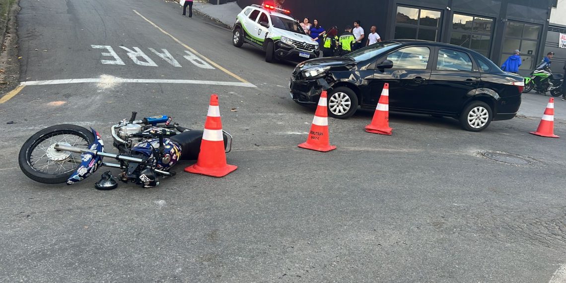 Homem é preso após fugir de agentes e bater em carro com moto adulterada