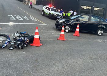 Homem é preso após fugir de agentes e bater em carro com moto adulterada
