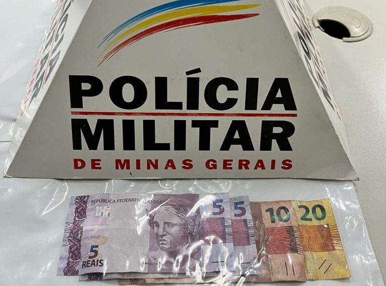 Jovem é preso e adolescente apreendido suspeitos de tráfico de drogas em Botelhos