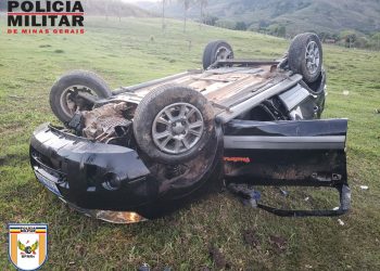 Cinco pessoas ficam feridas após carro capotar em Andradas