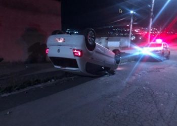 Condutora com sinais de embriaguez atinge semirreboque e capota carro em Poços