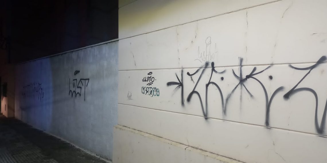 PM prende homem que pichava muro de colégio em Poços de Caldas