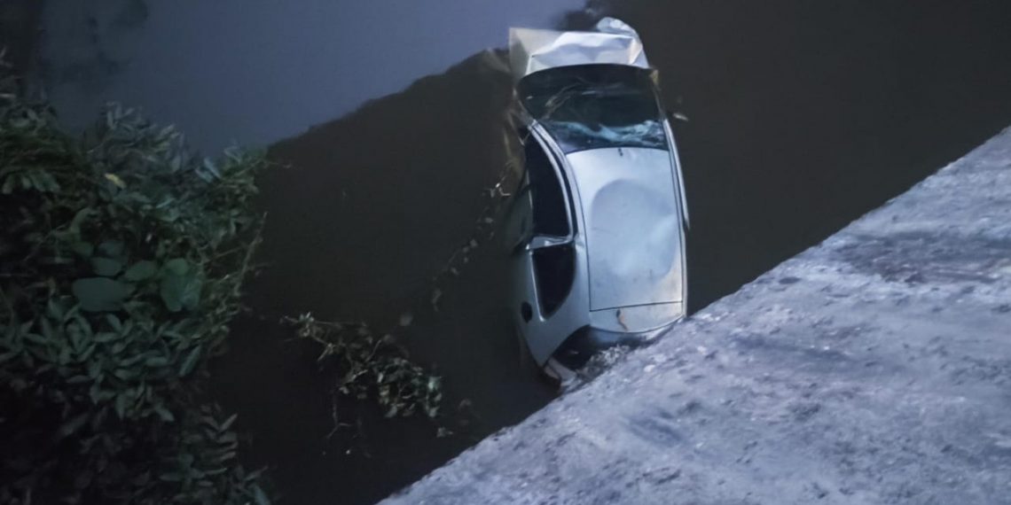 Duas pessoas ficam feridas após carro cair em rio em Andradas