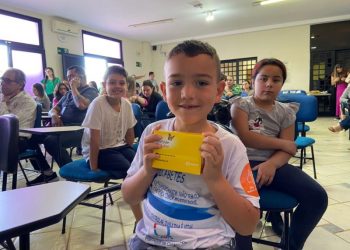 Sem picada no dedo: crianças e adolescentes ganham sensores glicêmicos para controle da diabetes infantil em Poços de Caldas