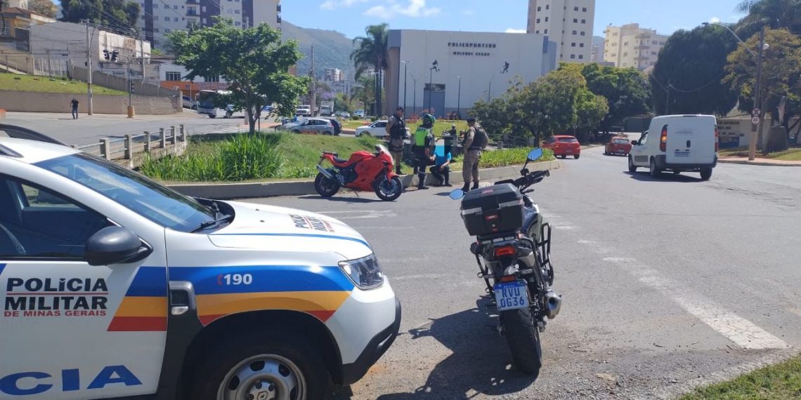 Homem para em cruzamento, cai da moto e acaba preso por embriaguez