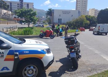 Homem para em cruzamento, cai da moto e acaba preso por embriaguez