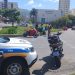Homem para em cruzamento, cai da moto e acaba preso por embriaguez