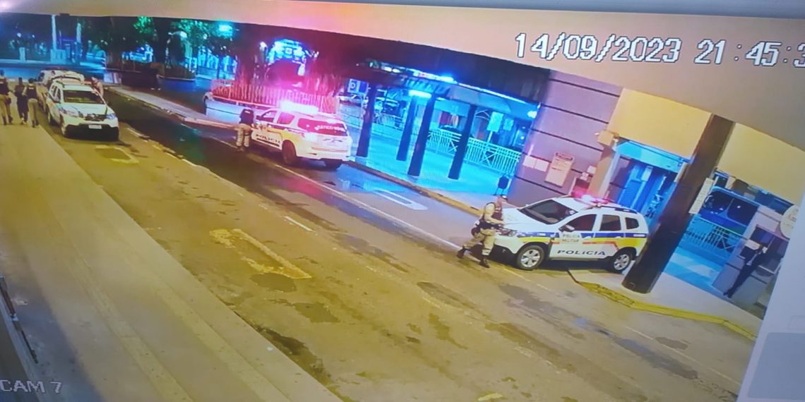 Mulher nega pagar passagem de transporte coletivo e acaba presa após xingar policiais