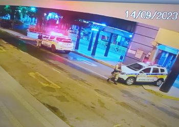 Mulher nega pagar passagem de transporte coletivo e acaba presa após xingar policiais