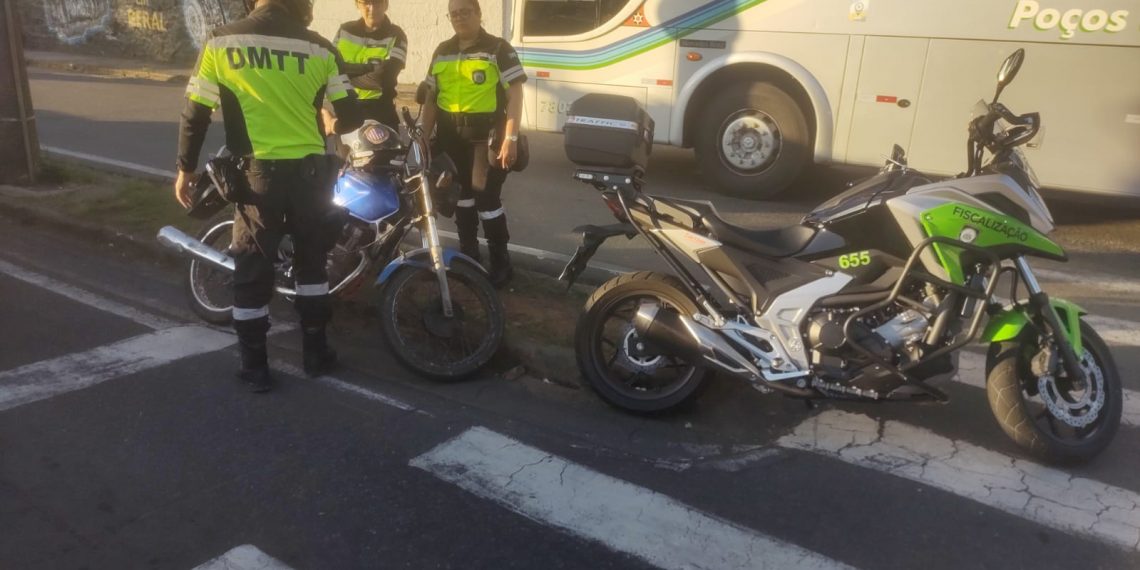 Homem é flagrado empinando moto e tem veículo apreendido em Poços de Caldas