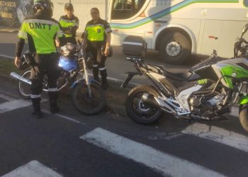 Homem é flagrado empinando moto e tem veículo apreendido em Poços de Caldas